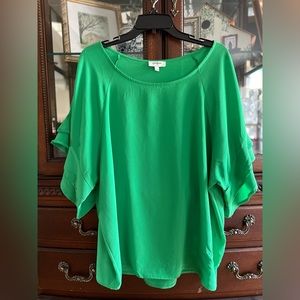 Large green umgee top, good used condition. Perfect for St. Patrick’s Day 💚